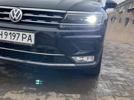 Черный Фольксваген Тигуан, объемом двигателя 2 л и пробегом 225 тыс. км за 24000 $, фото 1 на Automoto.ua