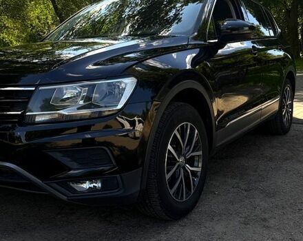 Черный Фольксваген Тигуан, объемом двигателя 2 л и пробегом 176 тыс. км за 17000 $, фото 1 на Automoto.ua