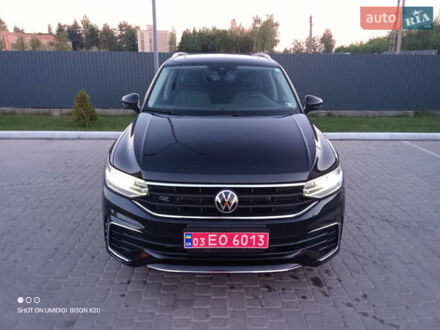 Чорний Фольксваген Тігуан, об'ємом двигуна 2 л та пробігом 56 тис. км за 27000 $, фото 1 на Automoto.ua