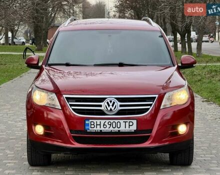 Красный Фольксваген Тигуан, объемом двигателя 2 л и пробегом 244 тыс. км за 8999 $, фото 1 на Automoto.ua
