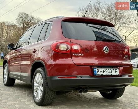 Красный Фольксваген Тигуан, объемом двигателя 2 л и пробегом 244 тыс. км за 8999 $, фото 7 на Automoto.ua