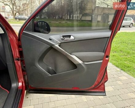 Красный Фольксваген Тигуан, объемом двигателя 2 л и пробегом 244 тыс. км за 8999 $, фото 42 на Automoto.ua