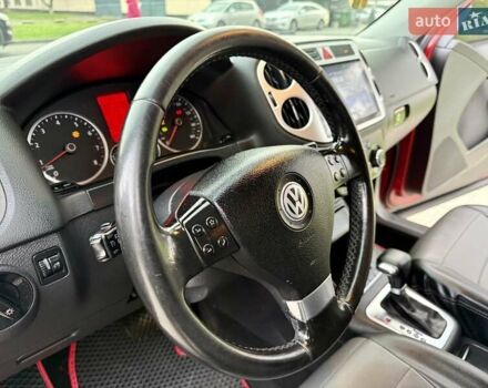 Красный Фольксваген Тигуан, объемом двигателя 2 л и пробегом 244 тыс. км за 8999 $, фото 36 на Automoto.ua