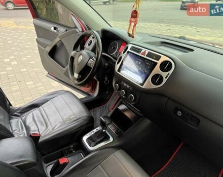 Красный Фольксваген Тигуан, объемом двигателя 2 л и пробегом 244 тыс. км за 8999 $, фото 63 на Automoto.ua