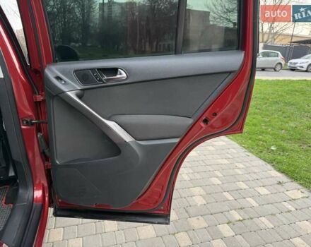 Красный Фольксваген Тигуан, объемом двигателя 2 л и пробегом 244 тыс. км за 8999 $, фото 68 на Automoto.ua