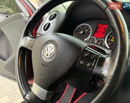 Красный Фольксваген Тигуан, объемом двигателя 2 л и пробегом 244 тыс. км за 8999 $, фото 64 на Automoto.ua