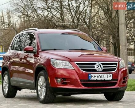 Красный Фольксваген Тигуан, объемом двигателя 2 л и пробегом 244 тыс. км за 8999 $, фото 3 на Automoto.ua