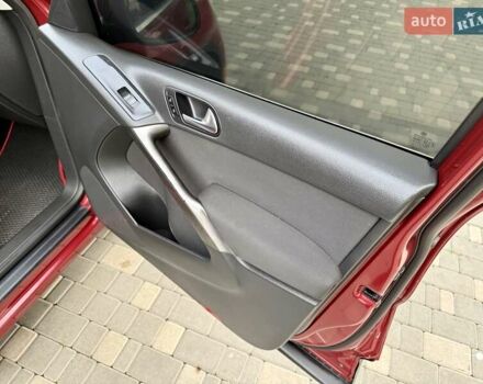 Красный Фольксваген Тигуан, объемом двигателя 2 л и пробегом 244 тыс. км за 8999 $, фото 71 на Automoto.ua