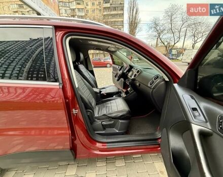 Красный Фольксваген Тигуан, объемом двигателя 2 л и пробегом 244 тыс. км за 8999 $, фото 43 на Automoto.ua