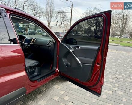 Красный Фольксваген Тигуан, объемом двигателя 2 л и пробегом 244 тыс. км за 8999 $, фото 74 на Automoto.ua