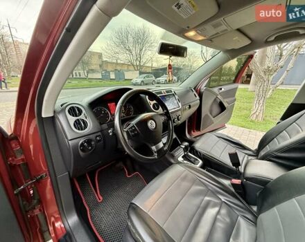 Красный Фольксваген Тигуан, объемом двигателя 2 л и пробегом 244 тыс. км за 8999 $, фото 35 на Automoto.ua