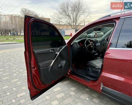 Красный Фольксваген Тигуан, объемом двигателя 2 л и пробегом 244 тыс. км за 8999 $, фото 31 на Automoto.ua