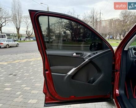 Красный Фольксваген Тигуан, объемом двигателя 2 л и пробегом 244 тыс. км за 8999 $, фото 32 на Automoto.ua