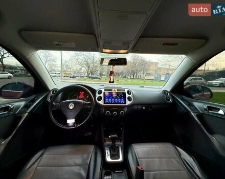 Красный Фольксваген Тигуан, объемом двигателя 2 л и пробегом 244 тыс. км за 8999 $, фото 60 на Automoto.ua