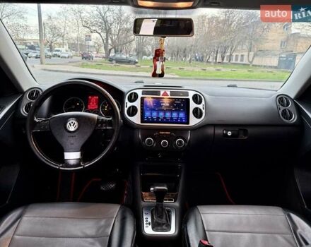 Красный Фольксваген Тигуан, объемом двигателя 2 л и пробегом 244 тыс. км за 8999 $, фото 55 на Automoto.ua