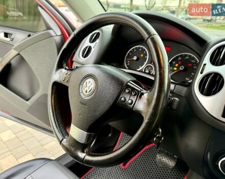 Красный Фольксваген Тигуан, объемом двигателя 2 л и пробегом 244 тыс. км за 8999 $, фото 48 на Automoto.ua