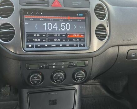 Червоний Фольксваген Тігуан, об'ємом двигуна 2 л та пробігом 212 тис. км за 6999 $, фото 2 на Automoto.ua
