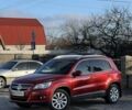 Красный Фольксваген Тигуан, объемом двигателя 2 л и пробегом 200 тыс. км за 9750 $, фото 1 на Automoto.ua