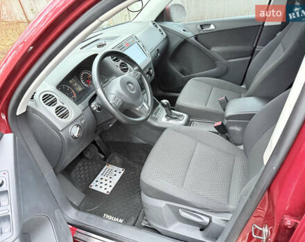 Червоний Фольксваген Тігуан, об'ємом двигуна 1.98 л та пробігом 218 тис. км за 8999 $, фото 48 на Automoto.ua