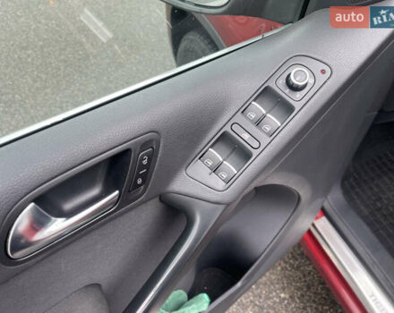 Червоний Фольксваген Тігуан, об'ємом двигуна 2 л та пробігом 232 тис. км за 10900 $, фото 12 на Automoto.ua