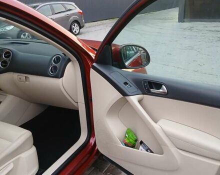 Красный Фольксваген Тигуан, объемом двигателя 2 л и пробегом 173 тыс. км за 12200 $, фото 4 на Automoto.ua