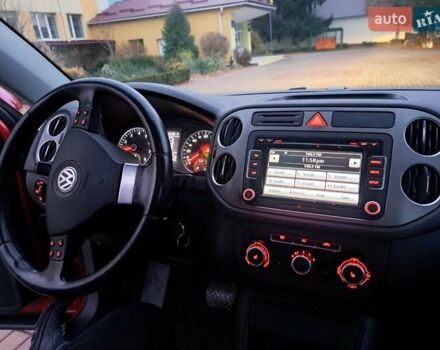 Красный Фольксваген Тигуан, объемом двигателя 1.98 л и пробегом 196 тыс. км за 9500 $, фото 9 на Automoto.ua