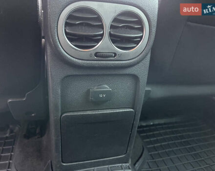 Червоний Фольксваген Тігуан, об'ємом двигуна 2 л та пробігом 232 тис. км за 10900 $, фото 18 на Automoto.ua