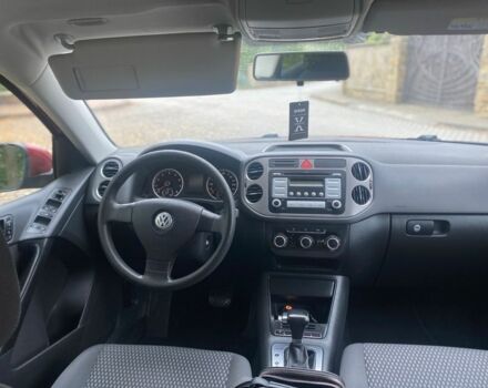 Красный Фольксваген Тигуан, объемом двигателя 2 л и пробегом 237 тыс. км за 9350 $, фото 3 на Automoto.ua