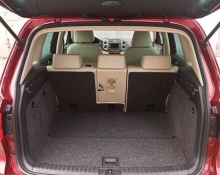 Красный Фольксваген Тигуан, объемом двигателя 1.98 л и пробегом 270 тыс. км за 9000 $, фото 24 на Automoto.ua