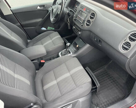 Червоний Фольксваген Тігуан, об'ємом двигуна 2 л та пробігом 232 тис. км за 10900 $, фото 9 на Automoto.ua