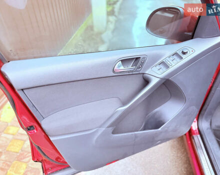 Червоний Фольксваген Тігуан, об'ємом двигуна 1.98 л та пробігом 218 тис. км за 8999 $, фото 17 на Automoto.ua