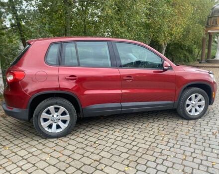 Красный Фольксваген Тигуан, объемом двигателя 2 л и пробегом 237 тыс. км за 9350 $, фото 1 на Automoto.ua