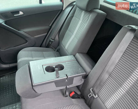 Червоний Фольксваген Тігуан, об'ємом двигуна 2 л та пробігом 232 тис. км за 10900 $, фото 17 на Automoto.ua