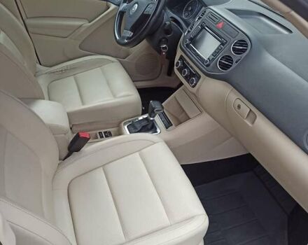 Красный Фольксваген Тигуан, объемом двигателя 1.98 л и пробегом 270 тыс. км за 9000 $, фото 13 на Automoto.ua