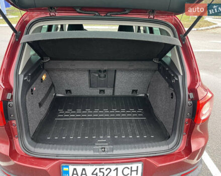 Червоний Фольксваген Тігуан, об'ємом двигуна 2 л та пробігом 232 тис. км за 10900 $, фото 22 на Automoto.ua