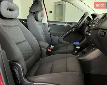 Красный Фольксваген Тигуан, объемом двигателя 2 л и пробегом 108 тыс. км за 12700 $, фото 9 на Automoto.ua