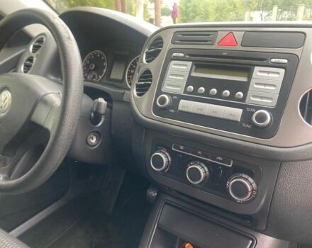 Красный Фольксваген Тигуан, объемом двигателя 2 л и пробегом 237 тыс. км за 9350 $, фото 4 на Automoto.ua