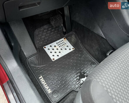 Червоний Фольксваген Тігуан, об'ємом двигуна 1.98 л та пробігом 218 тис. км за 8999 $, фото 36 на Automoto.ua