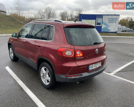 Червоний Фольксваген Тігуан, об'ємом двигуна 2 л та пробігом 232 тис. км за 10900 $, фото 4 на Automoto.ua
