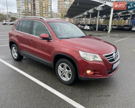 Червоний Фольксваген Тігуан, об'ємом двигуна 2 л та пробігом 232 тис. км за 10900 $, фото 2 на Automoto.ua