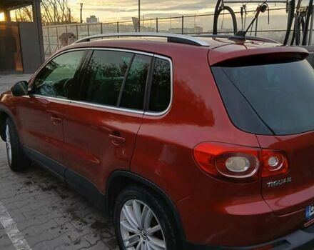 Красный Фольксваген Тигуан, объемом двигателя 2 л и пробегом 173 тыс. км за 12200 $, фото 1 на Automoto.ua