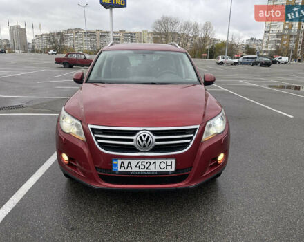 Червоний Фольксваген Тігуан, об'ємом двигуна 2 л та пробігом 232 тис. км за 10900 $, фото 1 на Automoto.ua