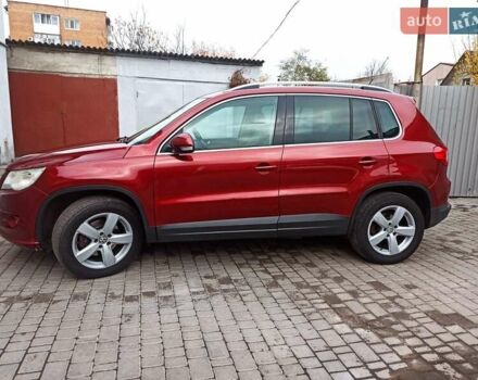 Красный Фольксваген Тигуан, объемом двигателя 1.98 л и пробегом 270 тыс. км за 9000 $, фото 2 на Automoto.ua