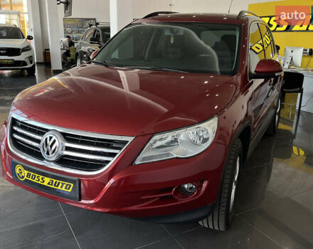 Красный Фольксваген Тигуан, объемом двигателя 2 л и пробегом 108 тыс. км за 12700 $, фото 2 на Automoto.ua