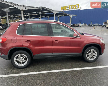 Червоний Фольксваген Тігуан, об'ємом двигуна 2 л та пробігом 232 тис. км за 10900 $, фото 3 на Automoto.ua