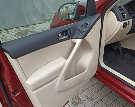 Красный Фольксваген Тигуан, объемом двигателя 1.98 л и пробегом 270 тыс. км за 9000 $, фото 12 на Automoto.ua