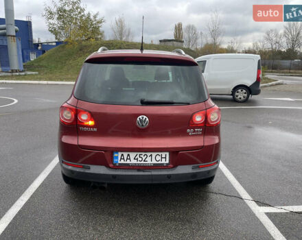 Червоний Фольксваген Тігуан, об'ємом двигуна 2 л та пробігом 232 тис. км за 10900 $, фото 5 на Automoto.ua