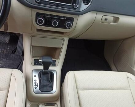 Красный Фольксваген Тигуан, объемом двигателя 1.98 л и пробегом 270 тыс. км за 9000 $, фото 23 на Automoto.ua