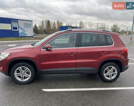Червоний Фольксваген Тігуан, об'ємом двигуна 2 л та пробігом 232 тис. км за 10900 $, фото 7 на Automoto.ua