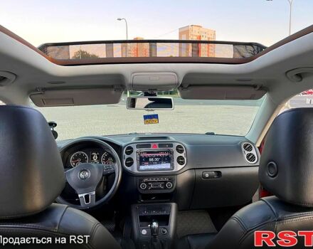 Красный Фольксваген Тигуан, объемом двигателя 2 л и пробегом 205 тыс. км за 13800 $, фото 13 на Automoto.ua